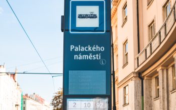 Praha testuje na Palackého náměstí nový zastávkový označník – ukáže aktuální časy příjezdů i nové mapy okolí