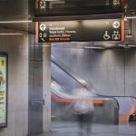 Nové značení přestupu na povrchovou dopravu pilotované ve vestibulu stanice metra Palmovka