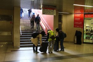 Pamatujete na kauzu chybějících eskalátorů na Nádraží Veleslavín a portýrů, kteří turistům pomáhali s kufry do schodů? Právě v roce 2018 se rozhodlo o doplnění eskalátorů směrem na autobusové lince 119.