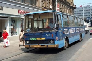 První bezbariérové autobusy Karosa se zvedací plošinou jezdily od roku 1992 na speciální lince z centra do zastávky Petýrkova, později také na Černý Most.