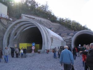Takto vypadalo v roce 2007 staveniště nových tunelů pod Vítkovem, tzv. Nového spojení. O rok později už se tudy proháněly vlaky.