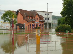 Červnové povodně zaplavily i část komunikací bezprostředně kolem Vltavy.