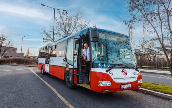 Obnovení standardního režimu odbavování cestujících v autobusech a tramvajích