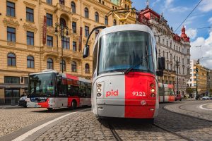 První tramvaj v novém nátěru PID.
