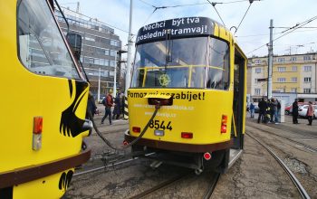„Neskákej mi pod kola!“. Startuje bezpečnostní kampaň na prevenci srážek tramvají s chodci
