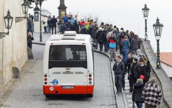 Mini a midibusovým linkám MHD v Praze je 20 let. V současnosti jich v hlavním městě jezdí 34, některé budou do budoucna elektrifikovány