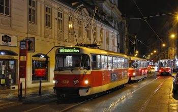 Pražská MHD se postupně vrací do normálu. Praha prodlouží provoz metra i spojů návazné denní povrchové dopravy, vrátí noční tramvajovou linku 99