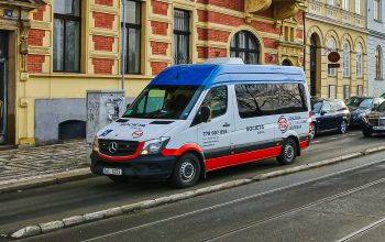 Praha pomůže seniorům s omezenou pohyblivostí – na očkování je odvezou mikrobusy na zavolání
