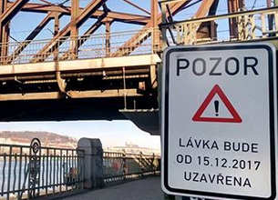 Praha zajistí náhradní přívoz za uzavřené pěší lávky výtoňského železničního mostu