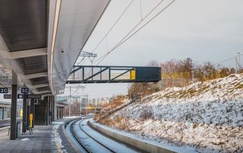 Nová vlaková zastávka Praha-Rajská zahrada s navigací Čitelné Prahy na lávce