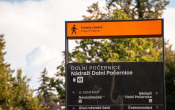 Čitelná městská železnice v Dolních Počernicích