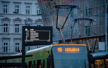 Nové digitální odjezdové panely informují o aktuálních odjezdech tramvají a autobusů