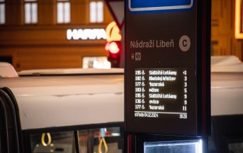 Nový elektronický označník na Nádraží Libeň ukáže aktuální odjezdy autobusů