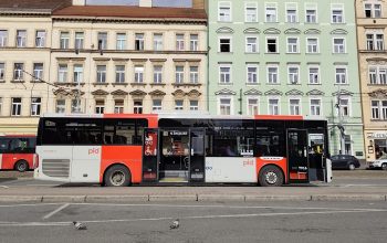 Nástup všemi dveřmi: Novinka v příměstských autobusech PID od srpna 2025