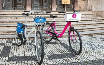 Praha zavádí nový systém sdílené cyklomobility. Sdílené elektrické koloběžky ve městě od roku 2026 skončí