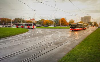 Autobusy na Vítězném náměstí zrychlí – nově pojedou po tramvajových kolejích středem křižovatky