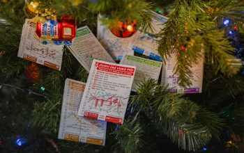 Rozdávání nových  jízdních řádů vlaků v Praze a ve Středočeském kraji