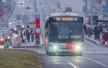 Autobusy přes Vítězné náměstí snížily zpoždění díky jízdě po tramvajových kolejích na polovinu
