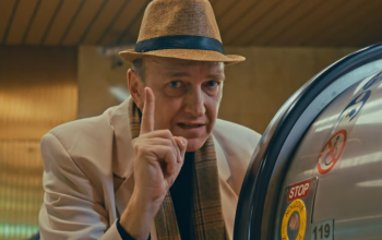 PIDiatr Blaž Vršnik učí cestující správnému chování v metru. Osvětová kampaň apeluje na větší ohleduplnost