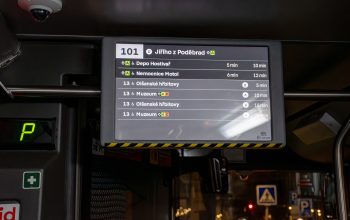 Nová grafika Čitelné Prahy v autobusech: DPP zobrazí přestupy i orientační jízdní dobu
