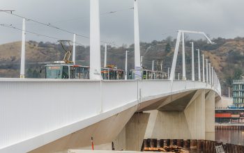 Dvorecký most bude otevřen 18. dubna. Řada tramvají a autobusů zamíří do nových tras